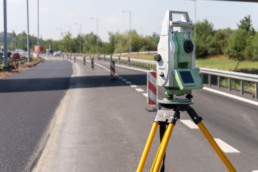 Vermessungsbüro Illguth Vermessungsgereat auf Strasse